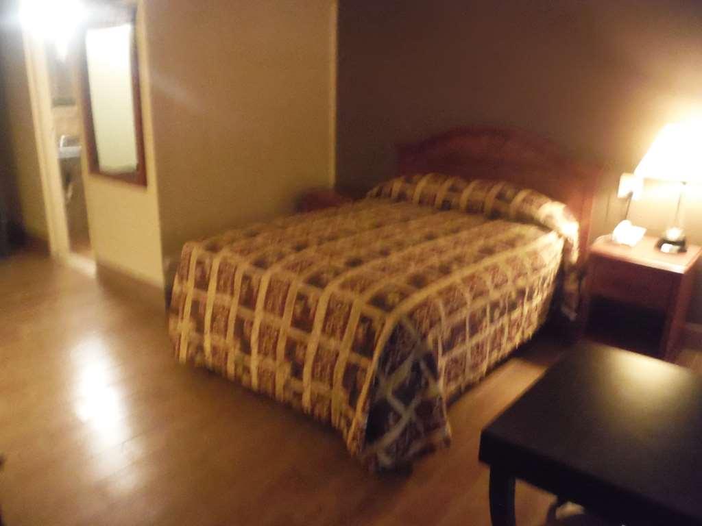 Budgetel Inn & Suites Hotel Grand Rapids Room photo